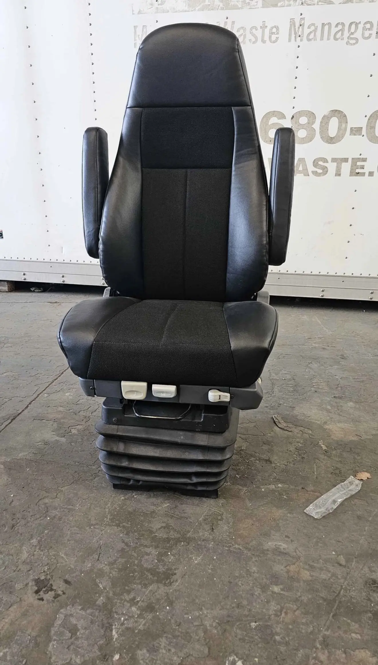 177169318976796.webp Freightliner Cascadia seat - Image 1