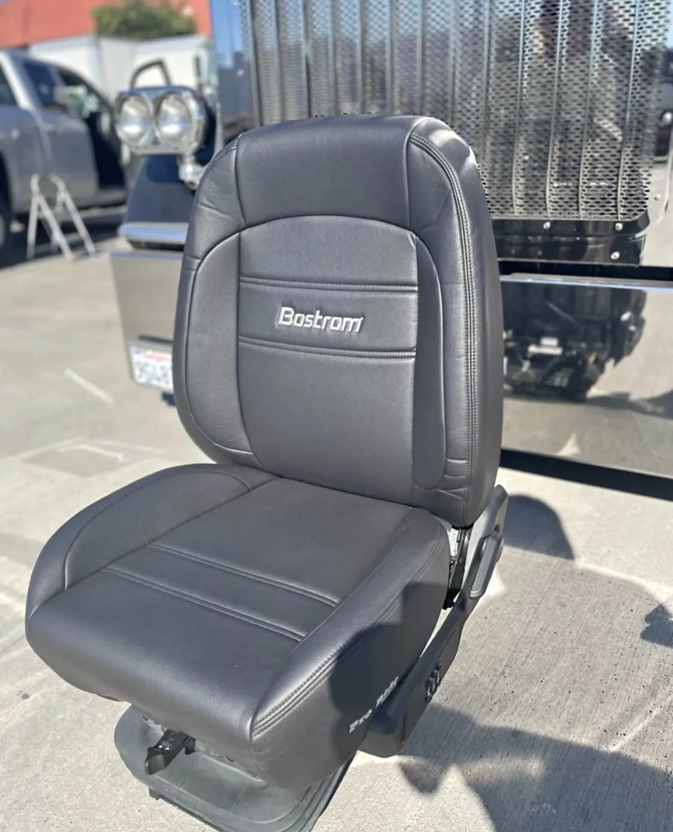 177324777382160.webp Bostrom black leather seat - Image 1