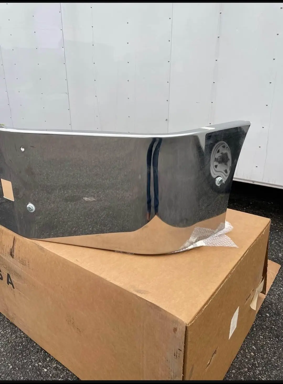 177326349985136.webp 16” 386 peterbilt new bumper with bkts in the box - Image 1