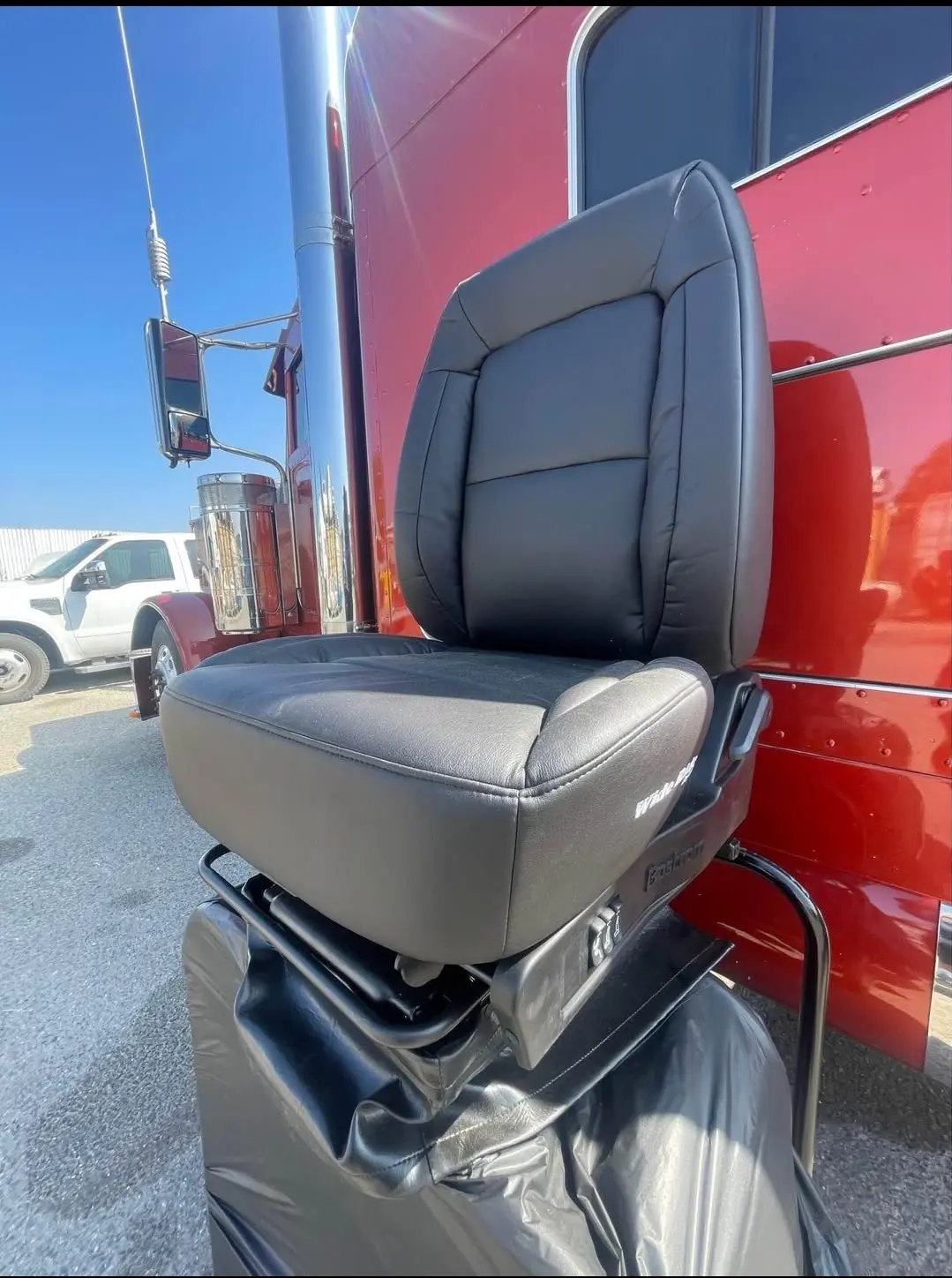 177326523385956.webp Bostrom black leather seats - Image 1
