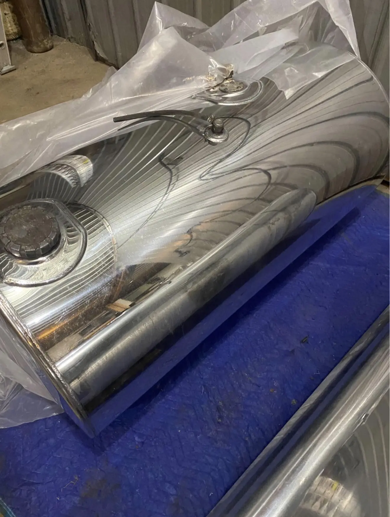 177331684088546.webp Kenworth 100 gallon tanks - Image 1