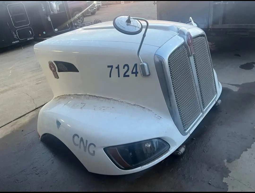 177347130492976.webp 2015 t660 kenworth hood - Image 1